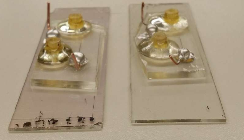 芯片實驗室設備利用電信號測量葡萄糖，分辨血型并檢測病毒或癌癥。但是生物樣品需要保護免受電場的影響。一層薄薄的氧化鉿可以解決問題。圖片來源：Sanaz Habibi